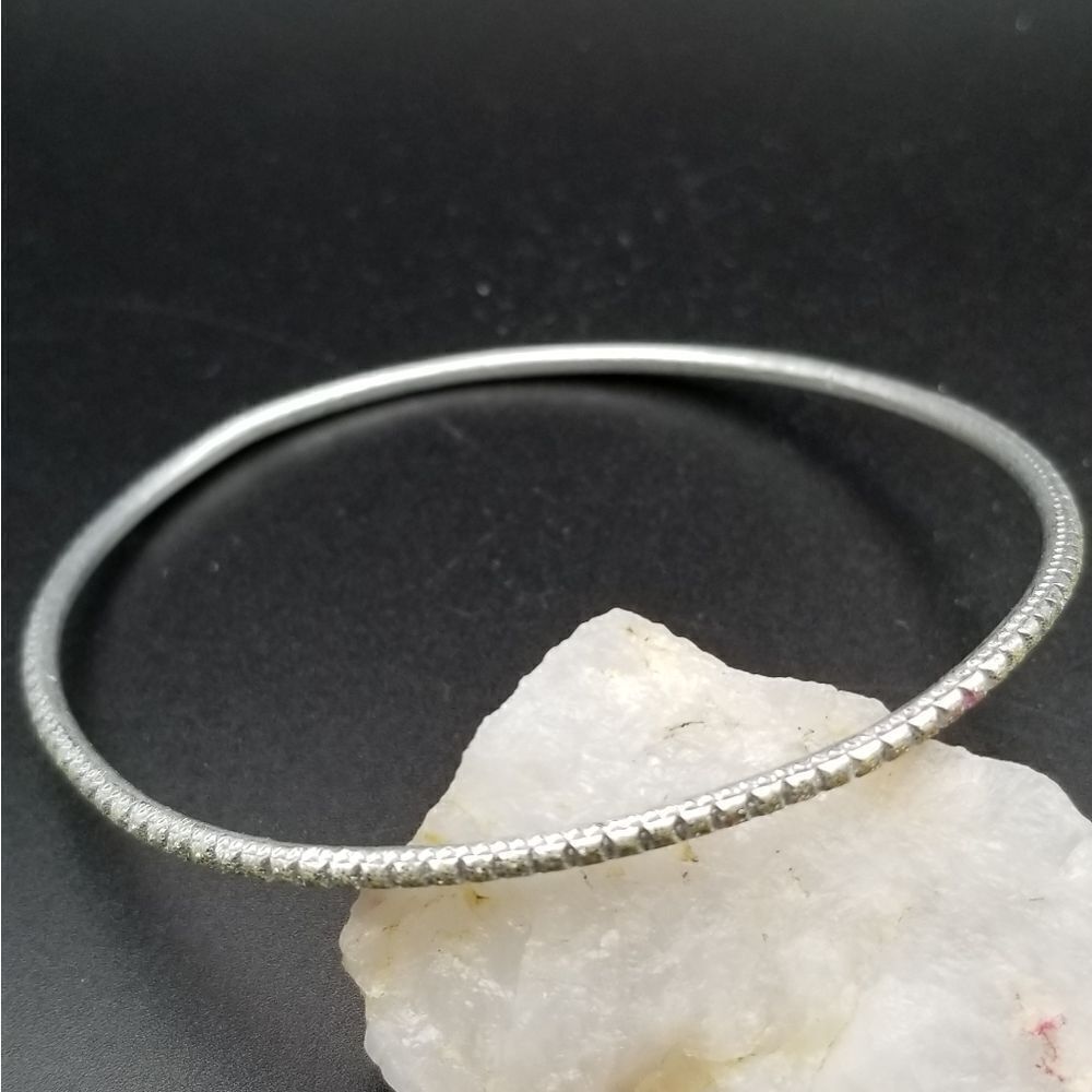 Scaled grey metallic bracelet. B614